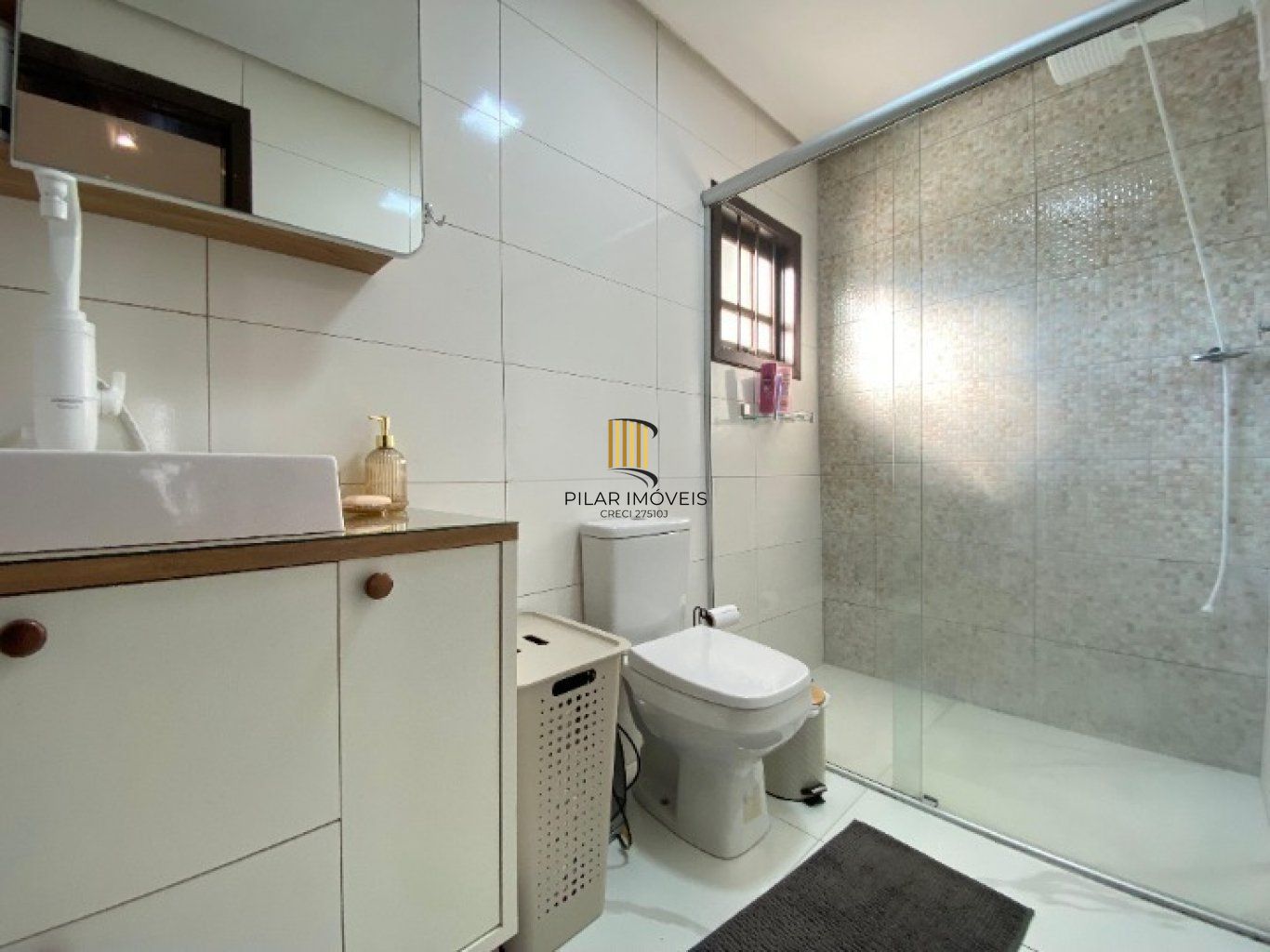 Casa com 3 Dormiórios, 2 vagas de garagem no bairro Harmonia em  Canoas.