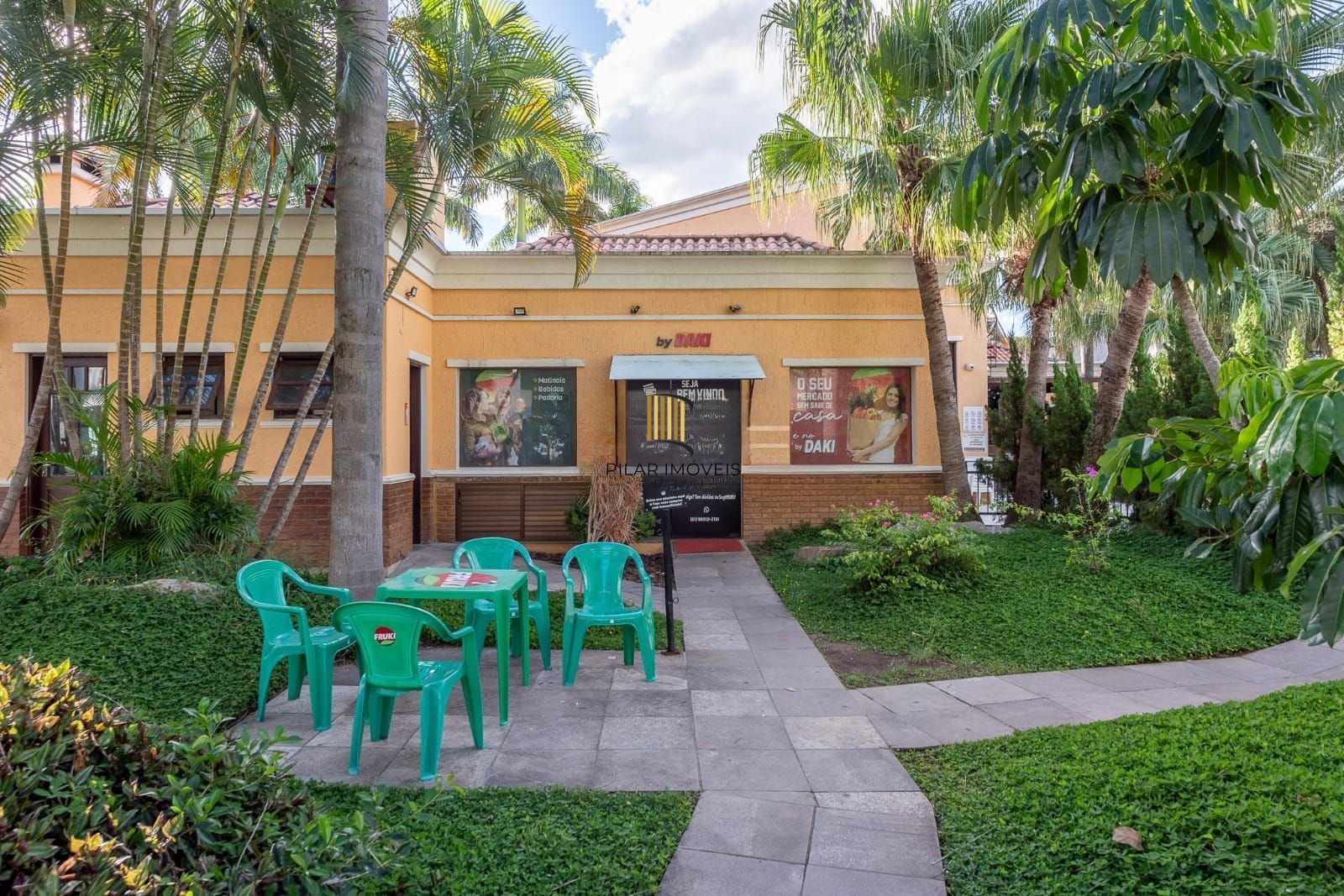 Casa com 4 dormitórios, 1 suíte, 260 m² privativos, 3 vagas no Ecoville.