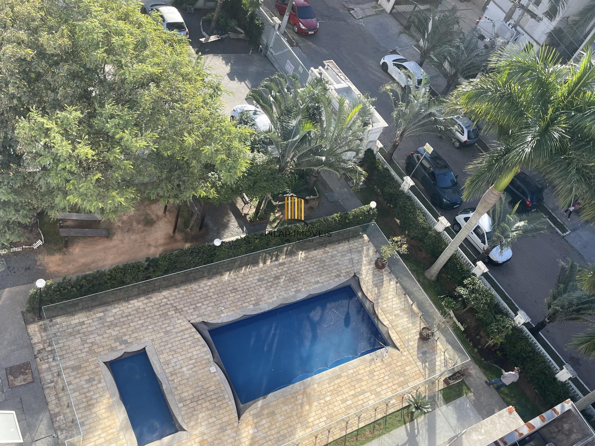 Apartamento mobiliado com 2 dormitórios e 1 vaga de garagem na Rua Sadi Castro.
