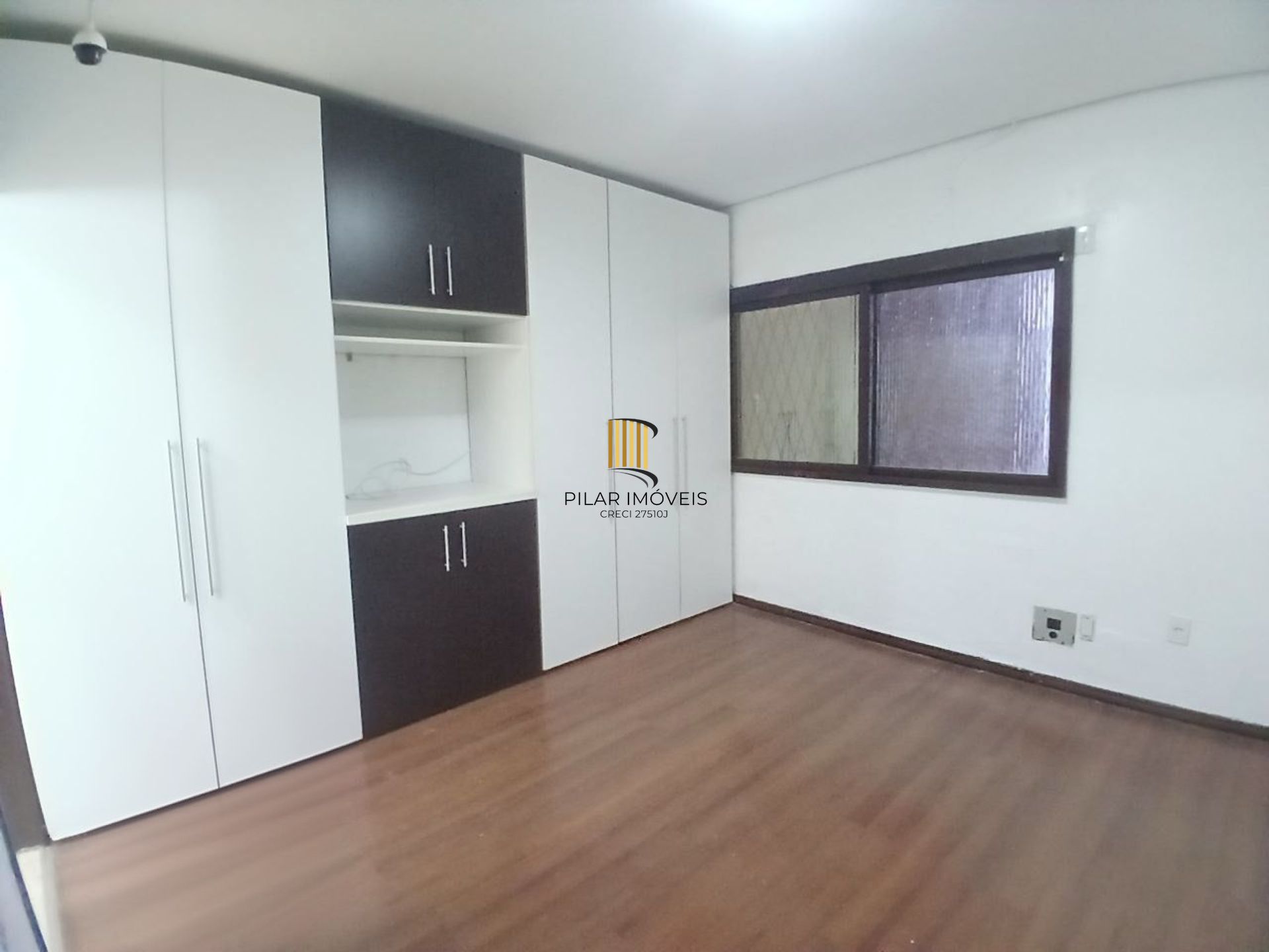 Casa de 3 dormitórios, piscina e 4 vagas de garagem em Canoas.