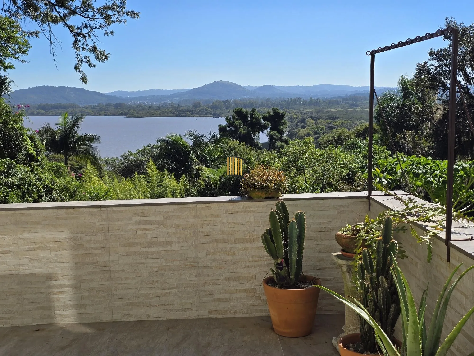 Casa 3 dormitórios, 1 suíte, 4 vagas 210 m² privativos no Belém Novo.