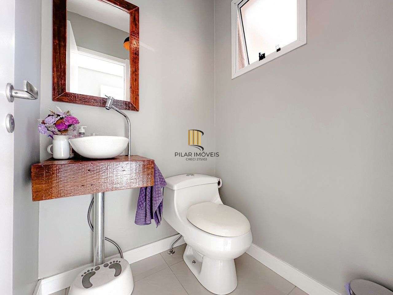 Casa em condomínio com 3 dormitórios e 3 vagas de garagem em Canoas.