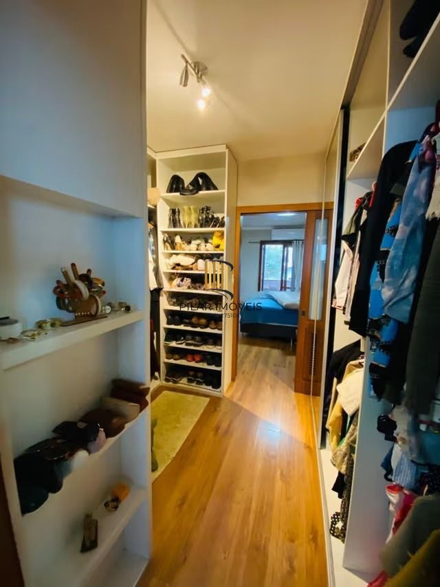 Casa de 3 dormitórios, elevador e 3 vagas de garagem em Canoas.