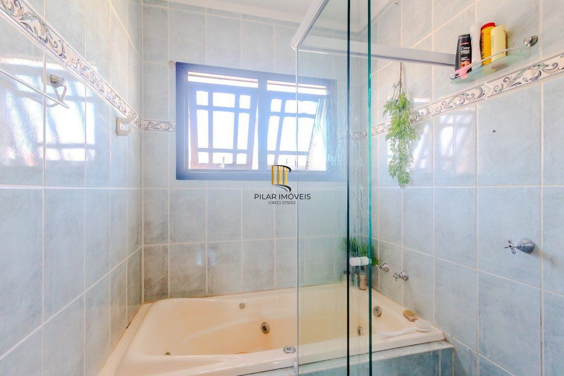 Casa de 4 dormitórios, sendo 1 suíte e 4 vagas de garagem em Canoas.