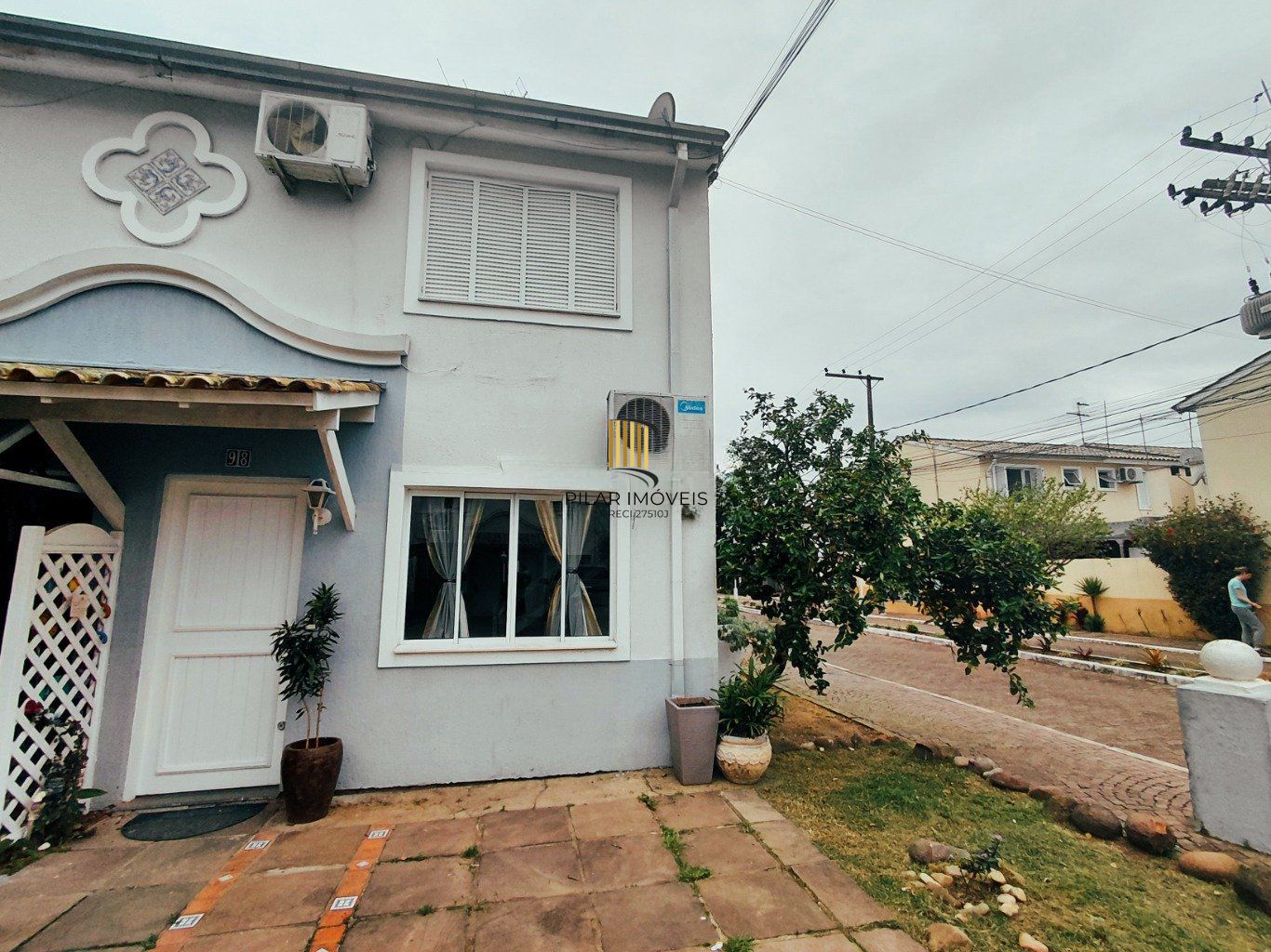 Casa em condomínio com 2 dormitórios e 2 garagem em Branco em Canoas.