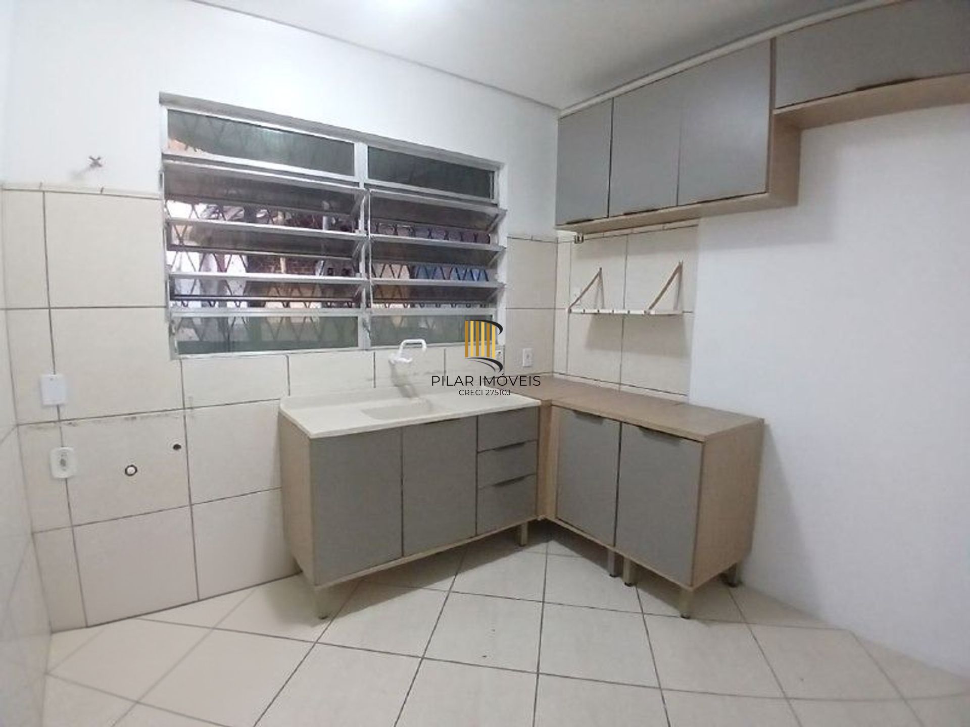 Casa de 3 dormitórios, piscina e 4 vagas de garagem em Canoas.