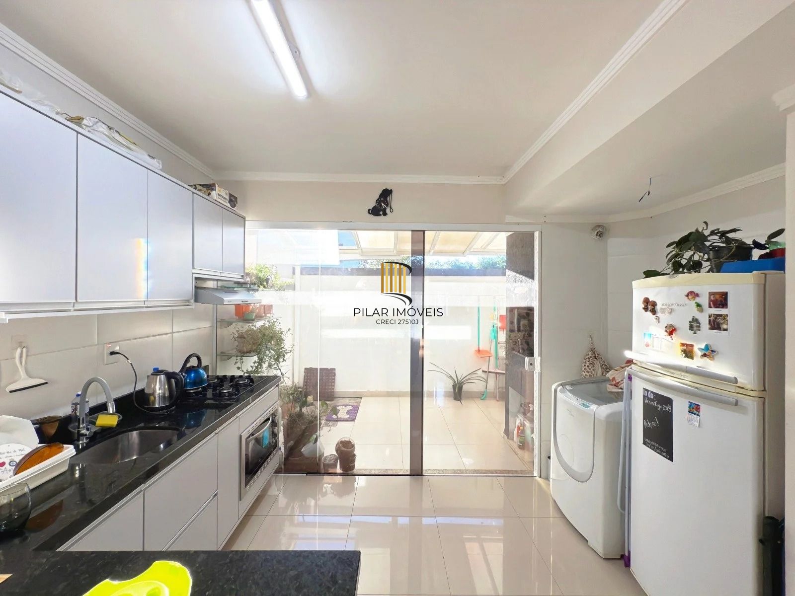 Casa com 2 quartos, 3 banheiros, pátio e churrasqueira no bairro Serraria