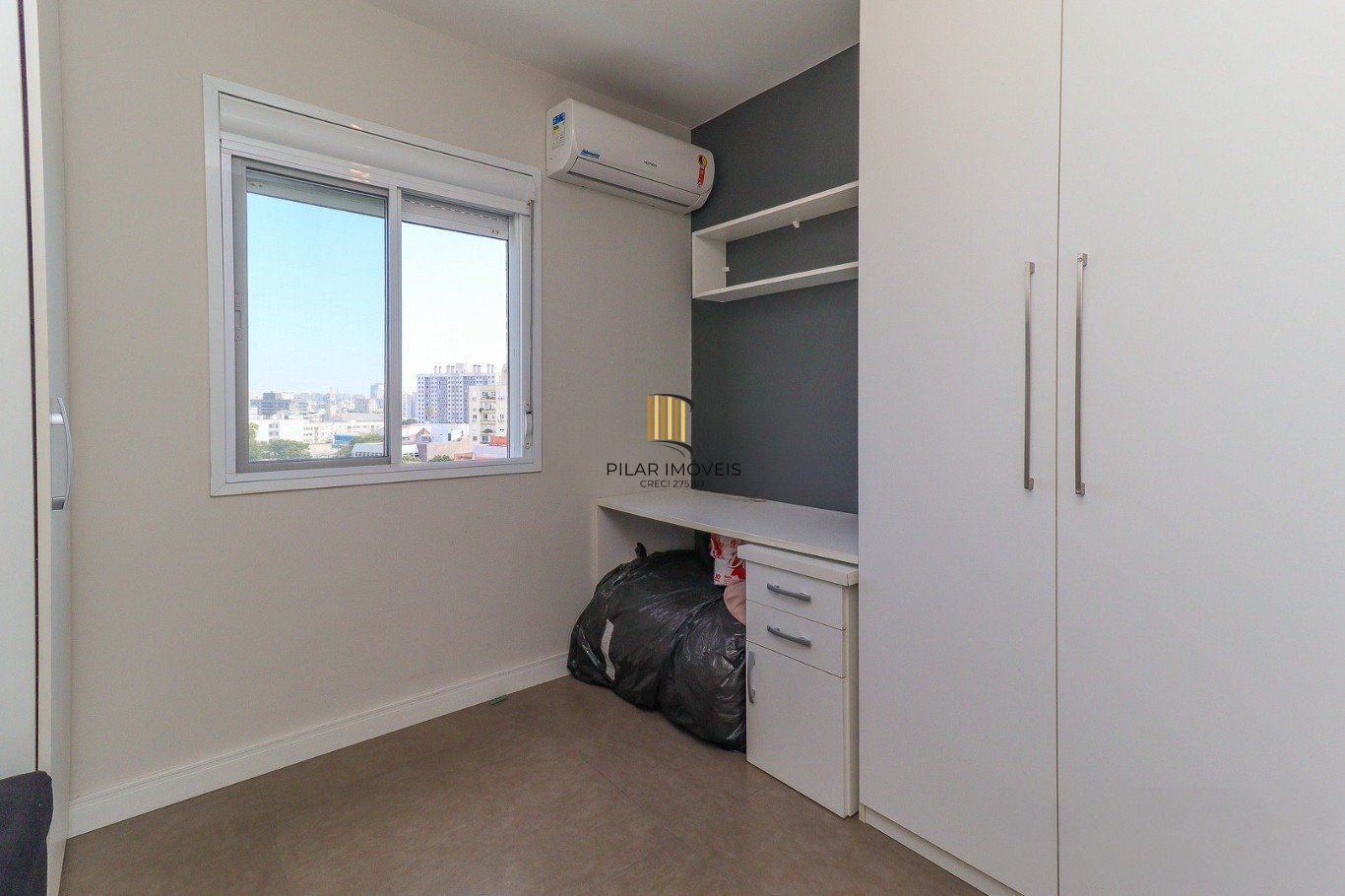 Apartamento de 3 dormitórios e 1 vaga de garagem no bairro Azenha/Porto Alegre.
