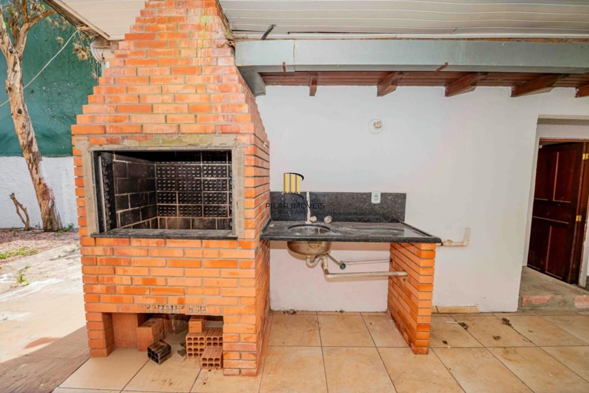 Casa de 2 dormitórios, churrasqueira, pátio, 4 vagas no bairro Ipanema