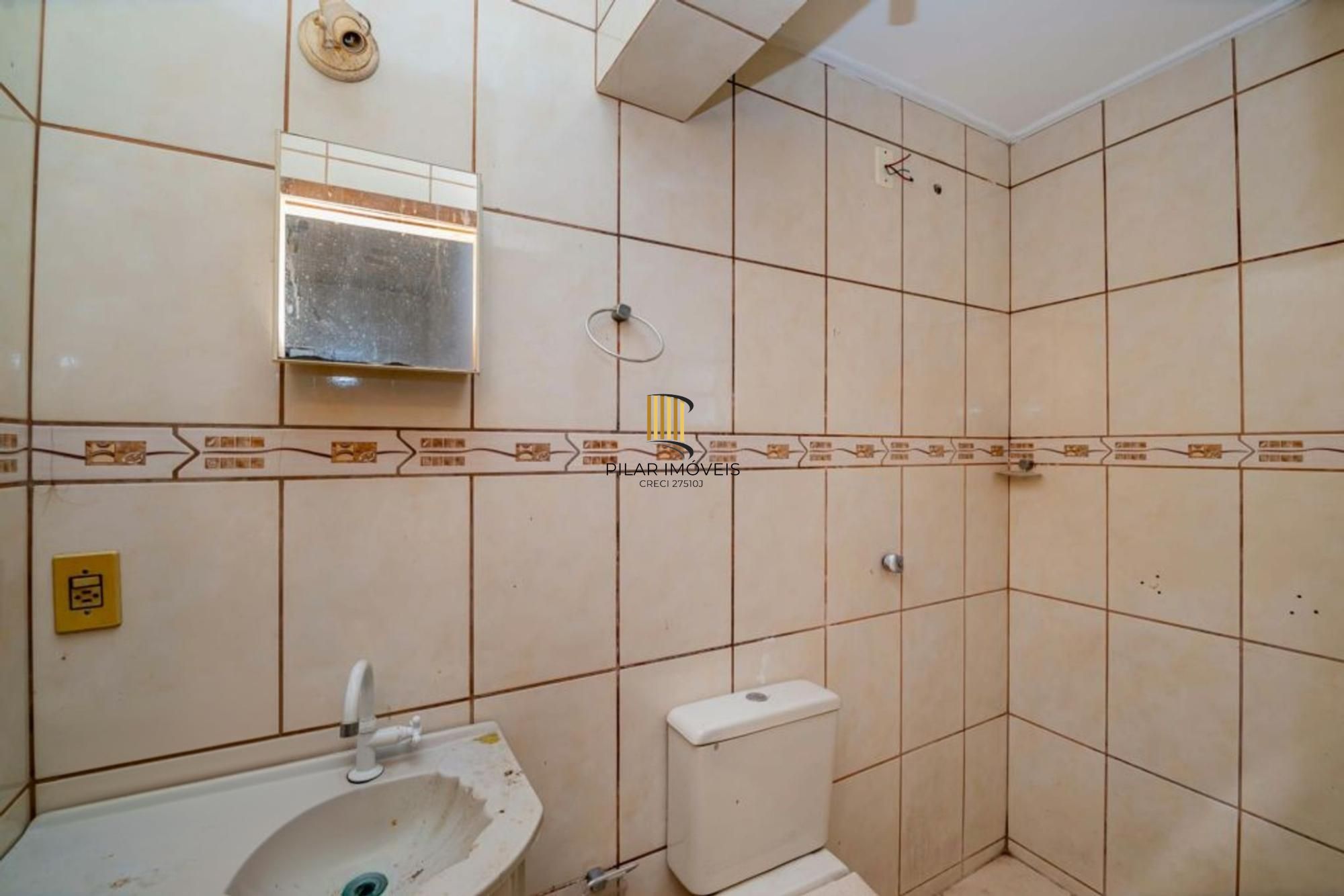 Casa de 2 dormitórios, churrasqueira, pátio, 4 vagas no bairro Ipanema