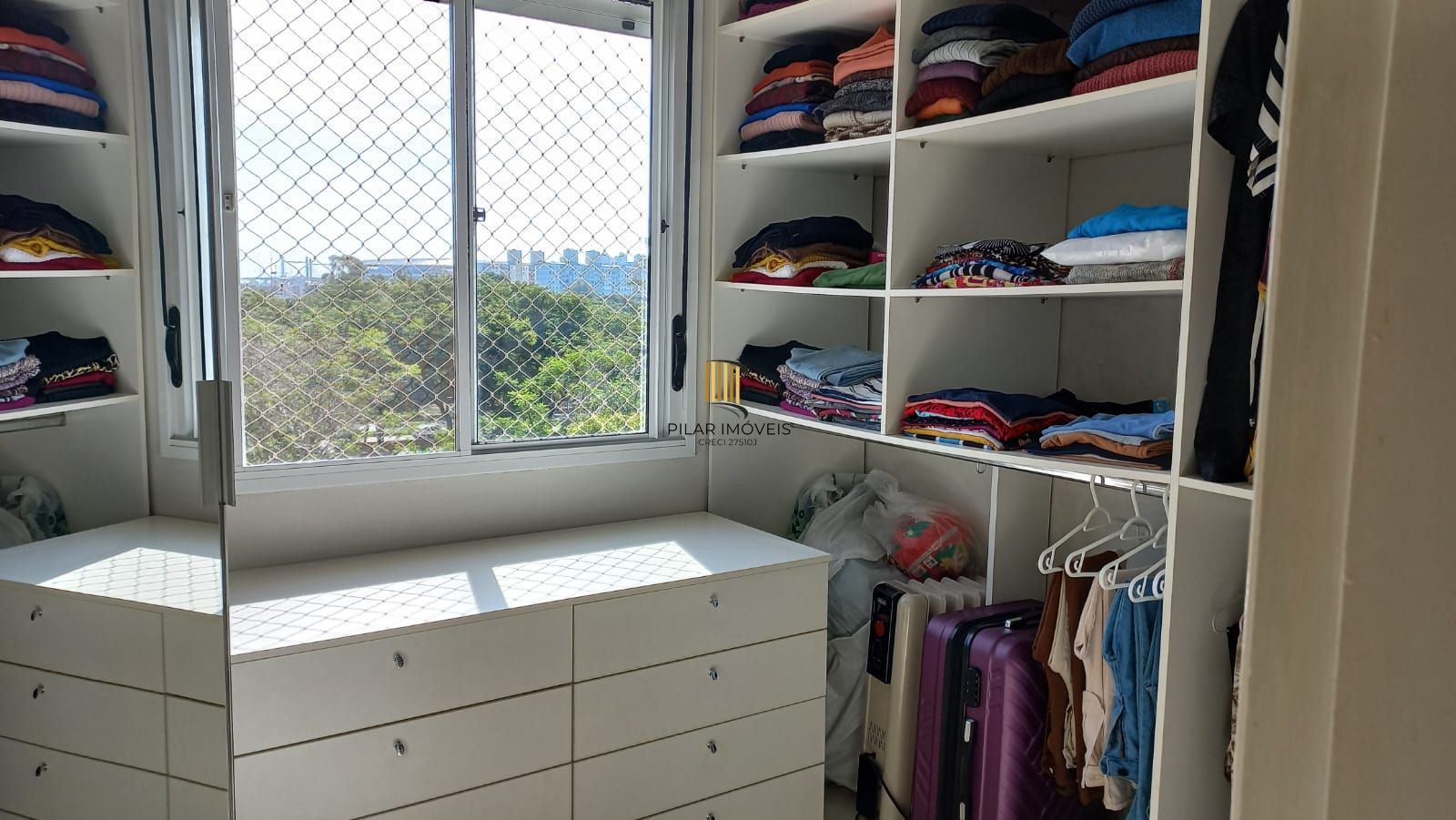 Apartamento com sacada, todo mobiliado de 3 dormitórios com suíte e 2 vagas de garagem.