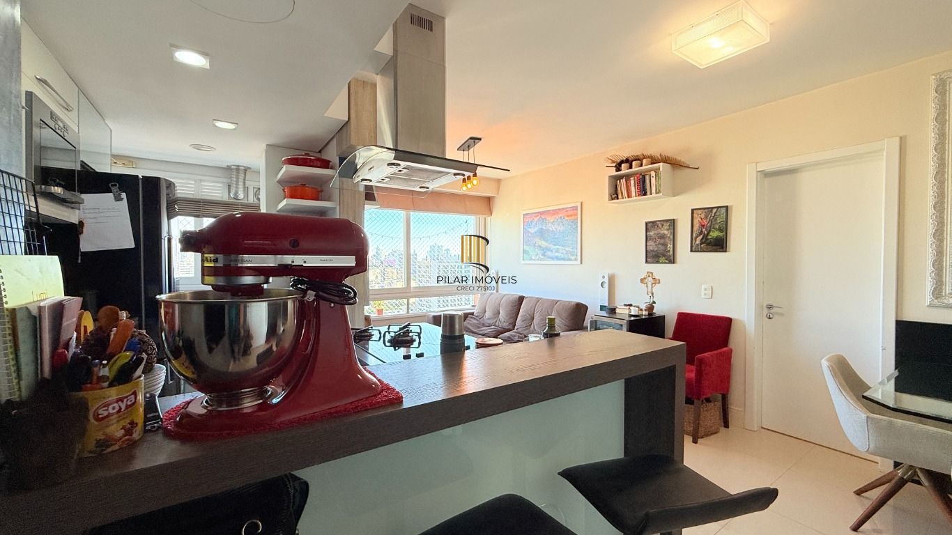 Apartamento 2 dormitórios, churrasqueira, 1 vaga, elevador na Rua General Lima e Silva.