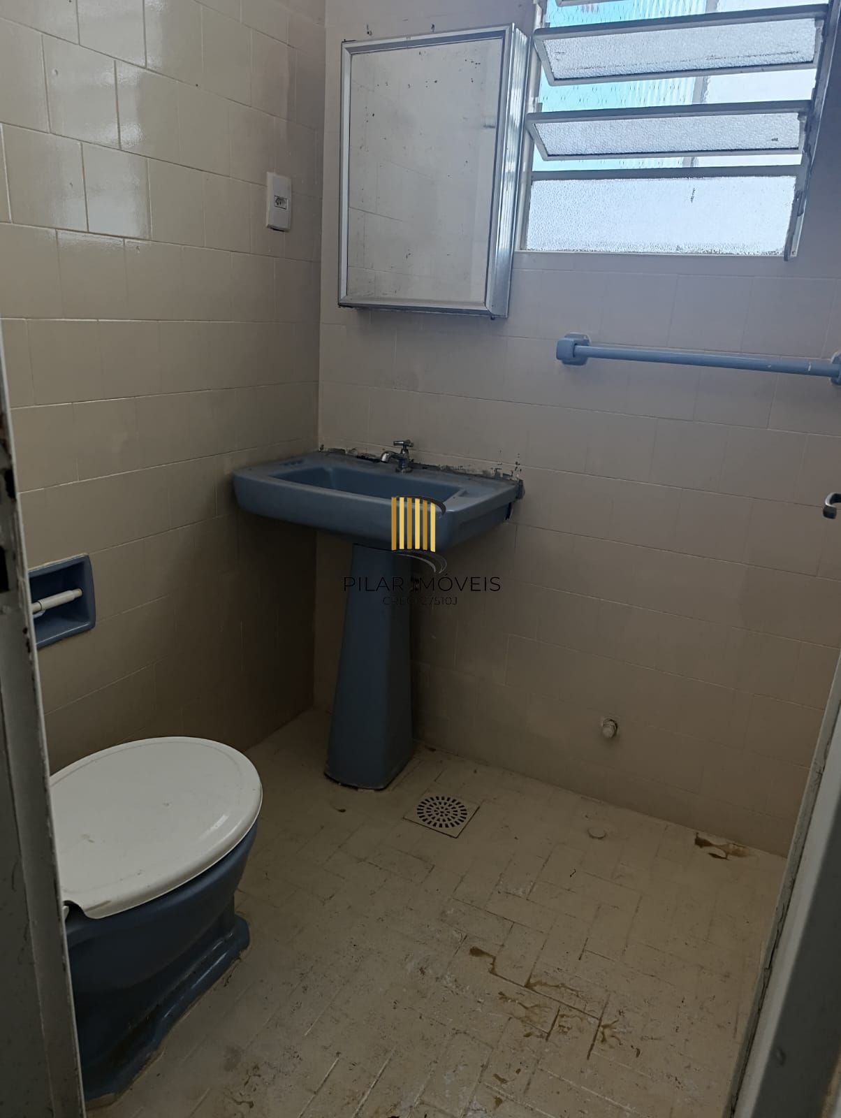 Apartamento de 2 quartos, sacada no bairro Mont' Serrat.