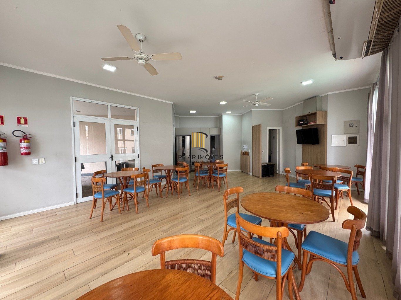 Apartamento com 2 quartos, 1 vaga e elevador no bairro Sarandi