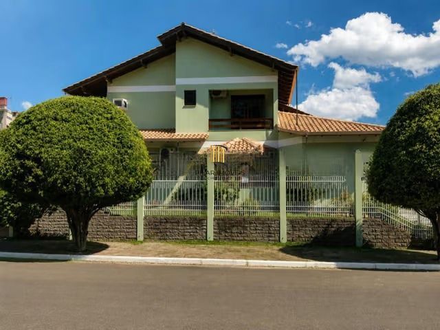 Casa de 3 dormitórios, piscina e 4 vagas de garagem em Canoas.