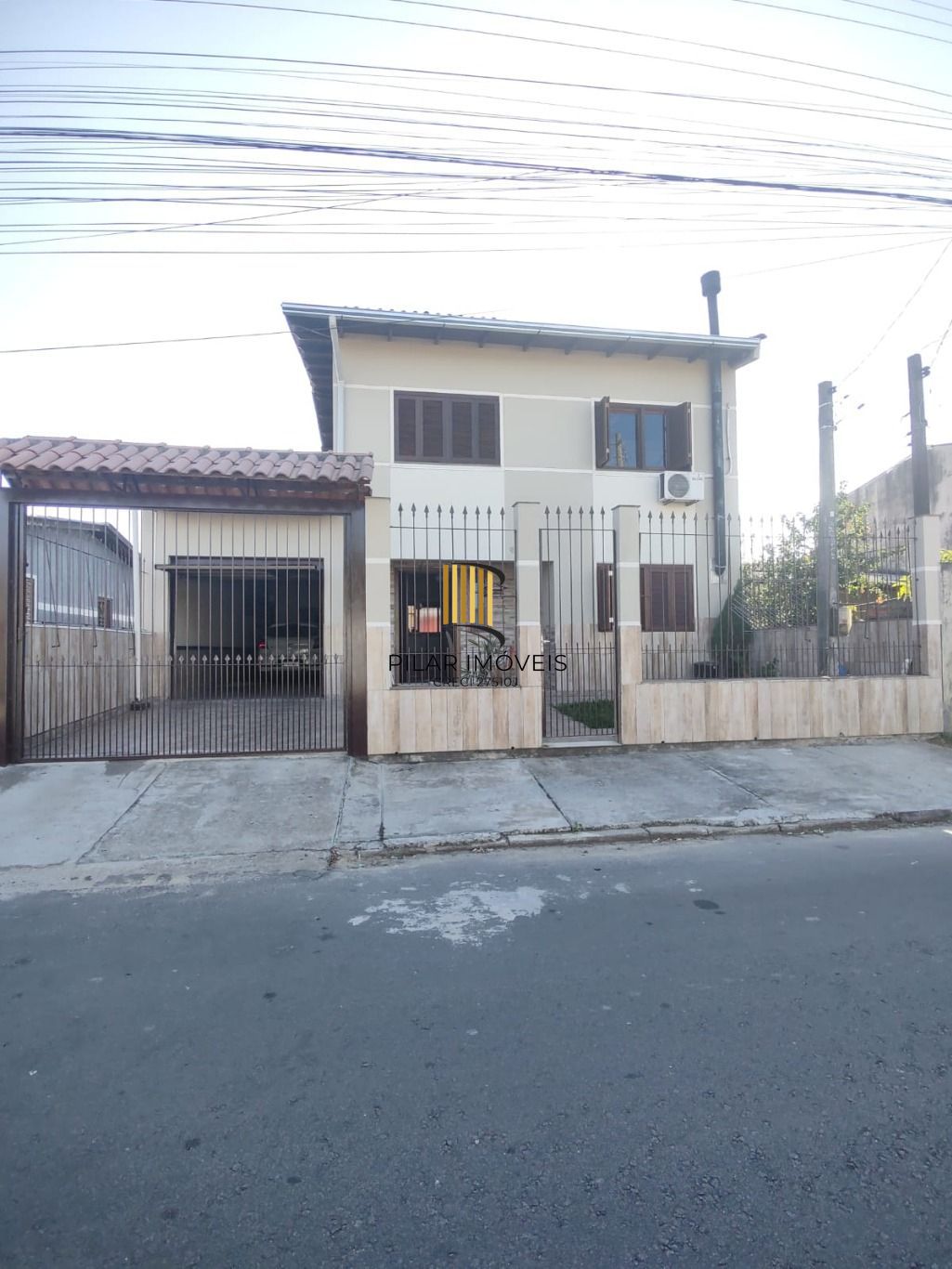 Casa de 3 dormitórios e 2 vagas de garagem em Cachoerinha.