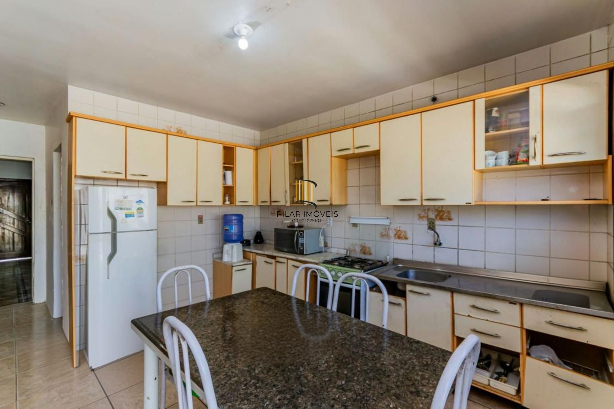 Casa com 3 dormitórios, 4 vagas e amplo pátio no Bairro Sarandí