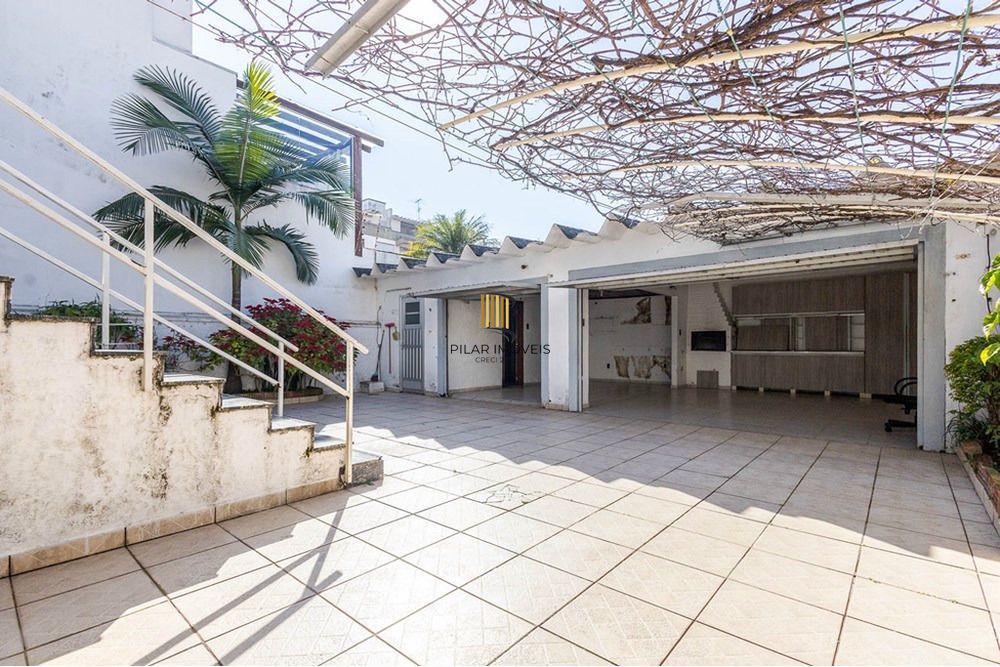 Casa com 4 quartos, 7 vagas e pátio no Bairro Higienópolis