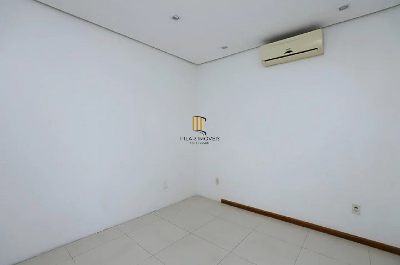 Casa com pátio, piscina e churrasqueira, no Bairro Nonoai