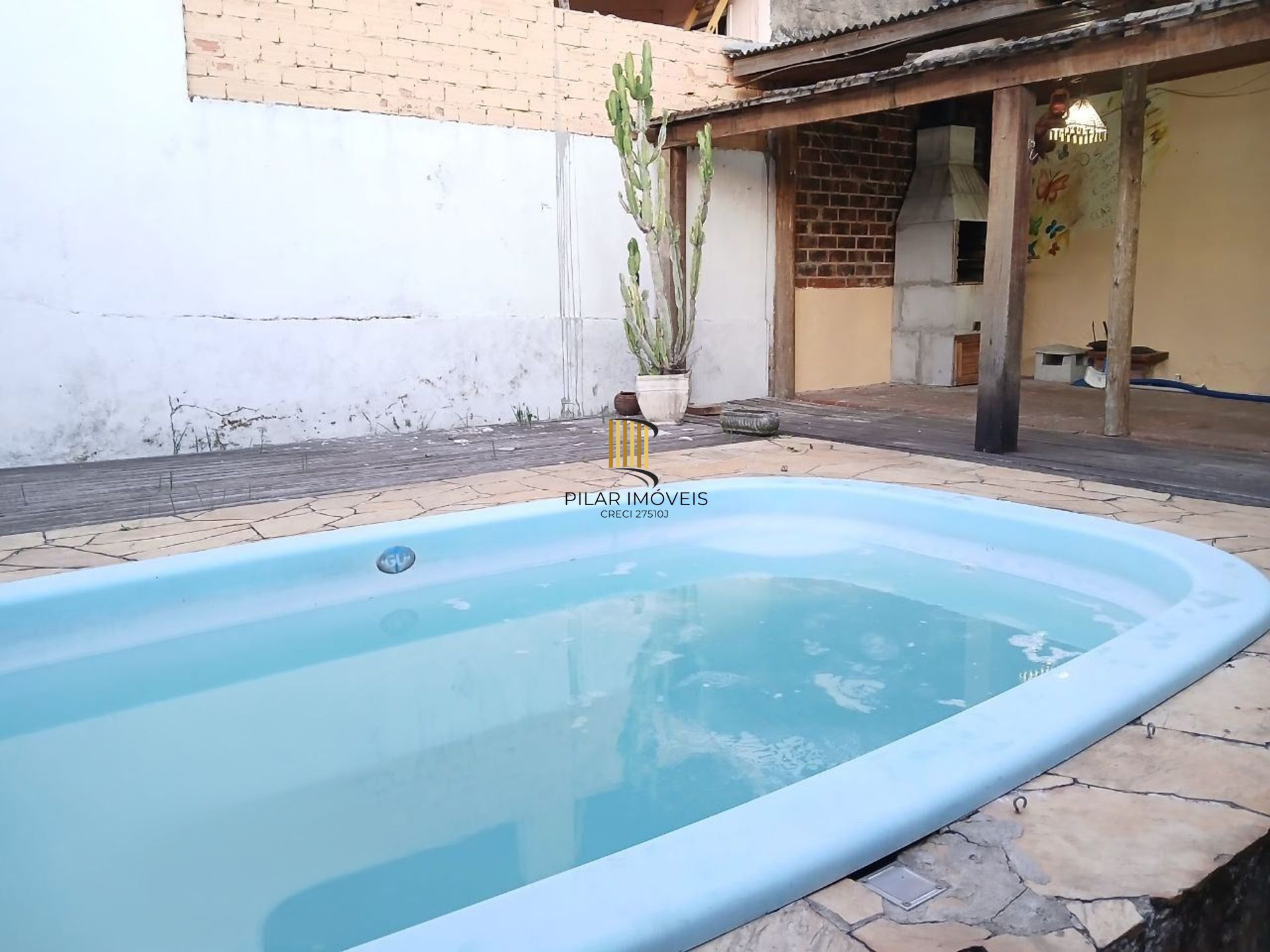 Casa de 3 dormitórios, piscina e 4 vagas de garagem em Canoas.
