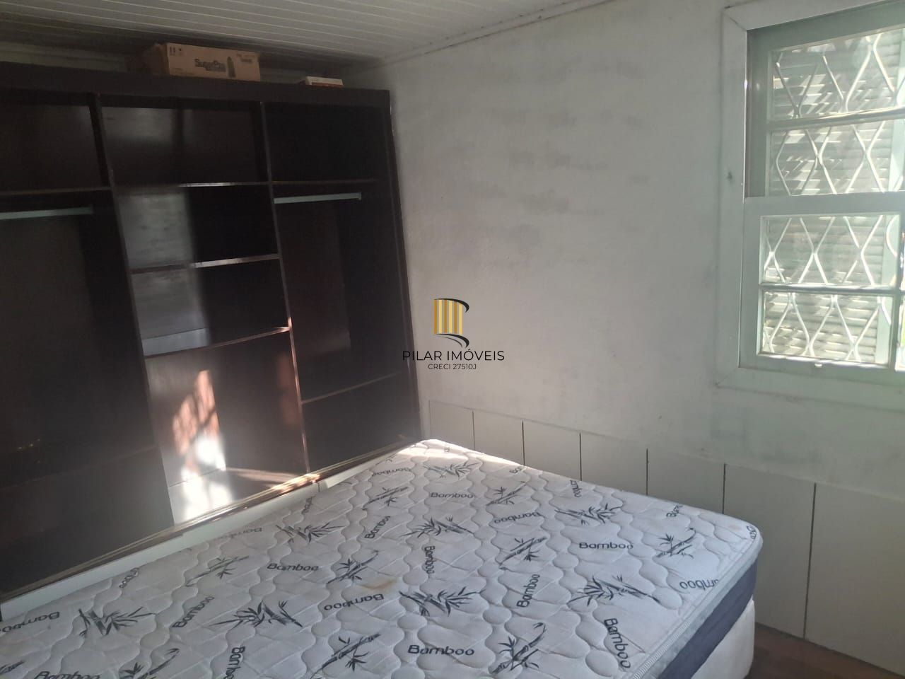 Casa 2 dormitórios com pátio e 3 vagas no Camaquã