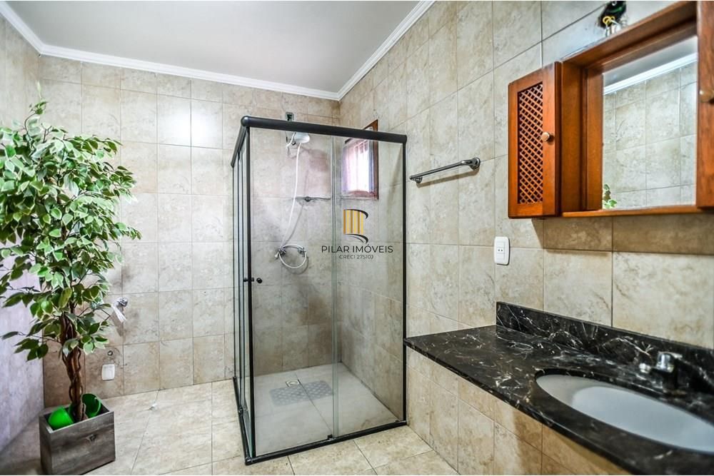 Casa em condomínio fechado de 2 quartos, suíte, 2 vagas no bairro Guarujá