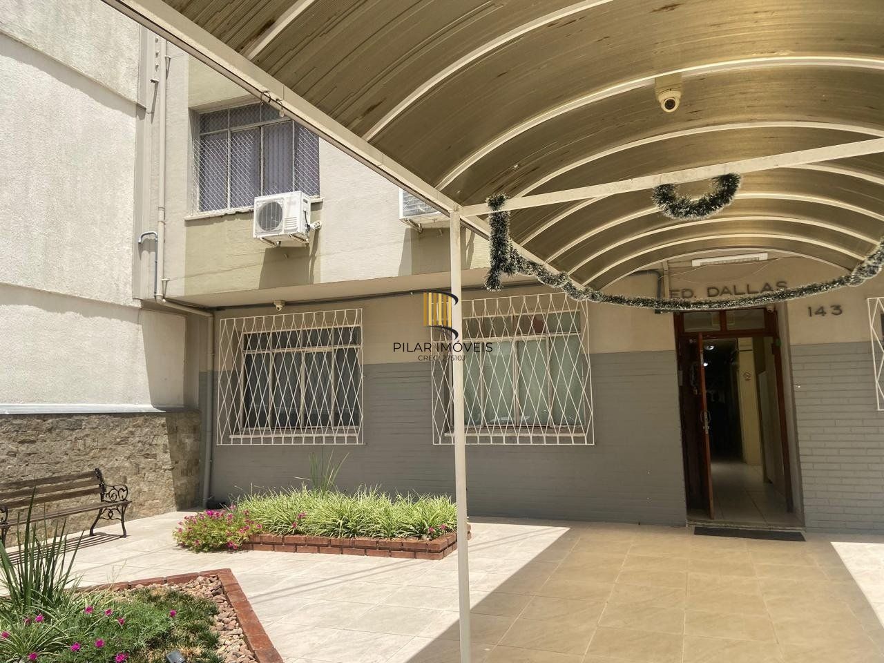 Apartamento com 2 quartos, portaria 24 horas no bairro Menino Deus.