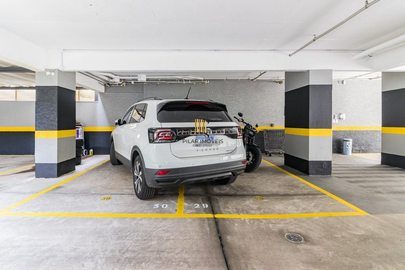 Apartamento com 2 quartos (1 suíte) e 2 vagas de garagem no Bairro Mont Serrat.