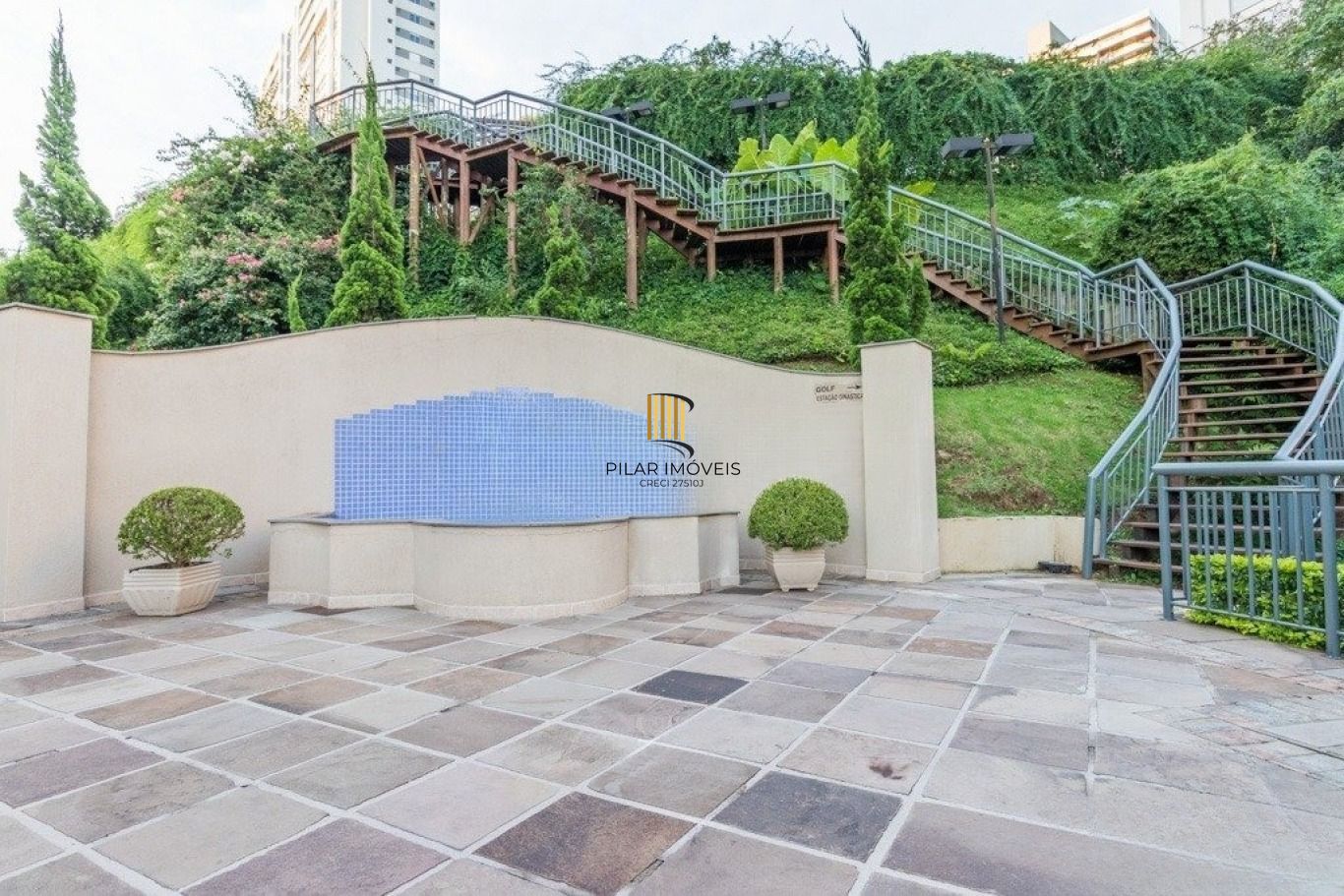 Apartamento com 3 quartos(1 suíte) e 2 vagas de garagem no Bairro Petrópolis