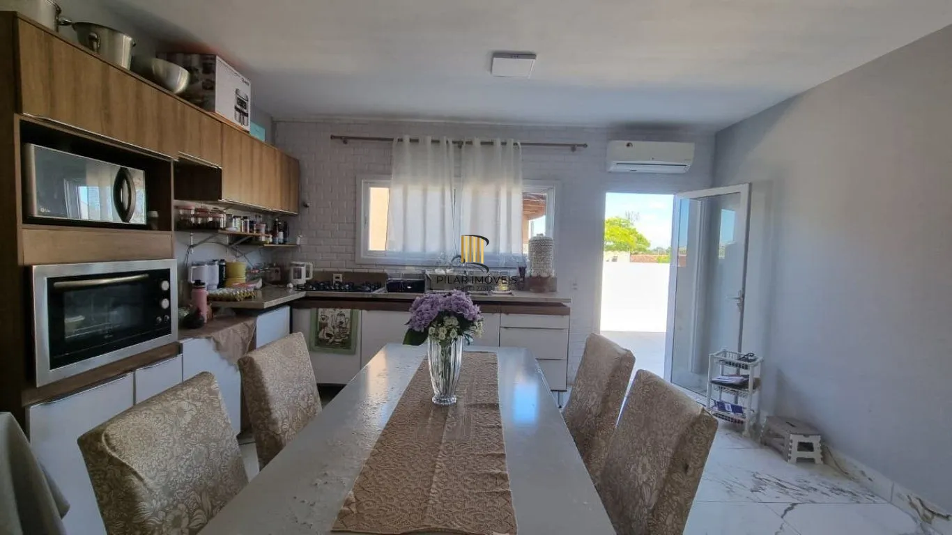 Casa de 2 dormitórios e 6 vagas de garagem em Canoas.