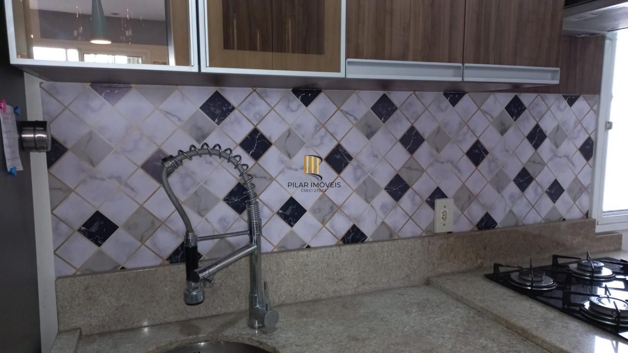 Apartamento com sacada, todo mobiliado de 3 dormitórios com suíte e 2 vagas de garagem.