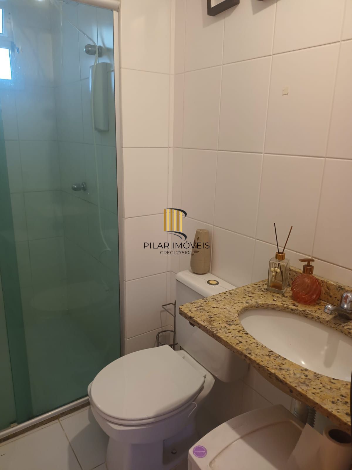 Apartamento com 2 dormitórios, elevador e 2 vagas de garagem em cachoeirinha.