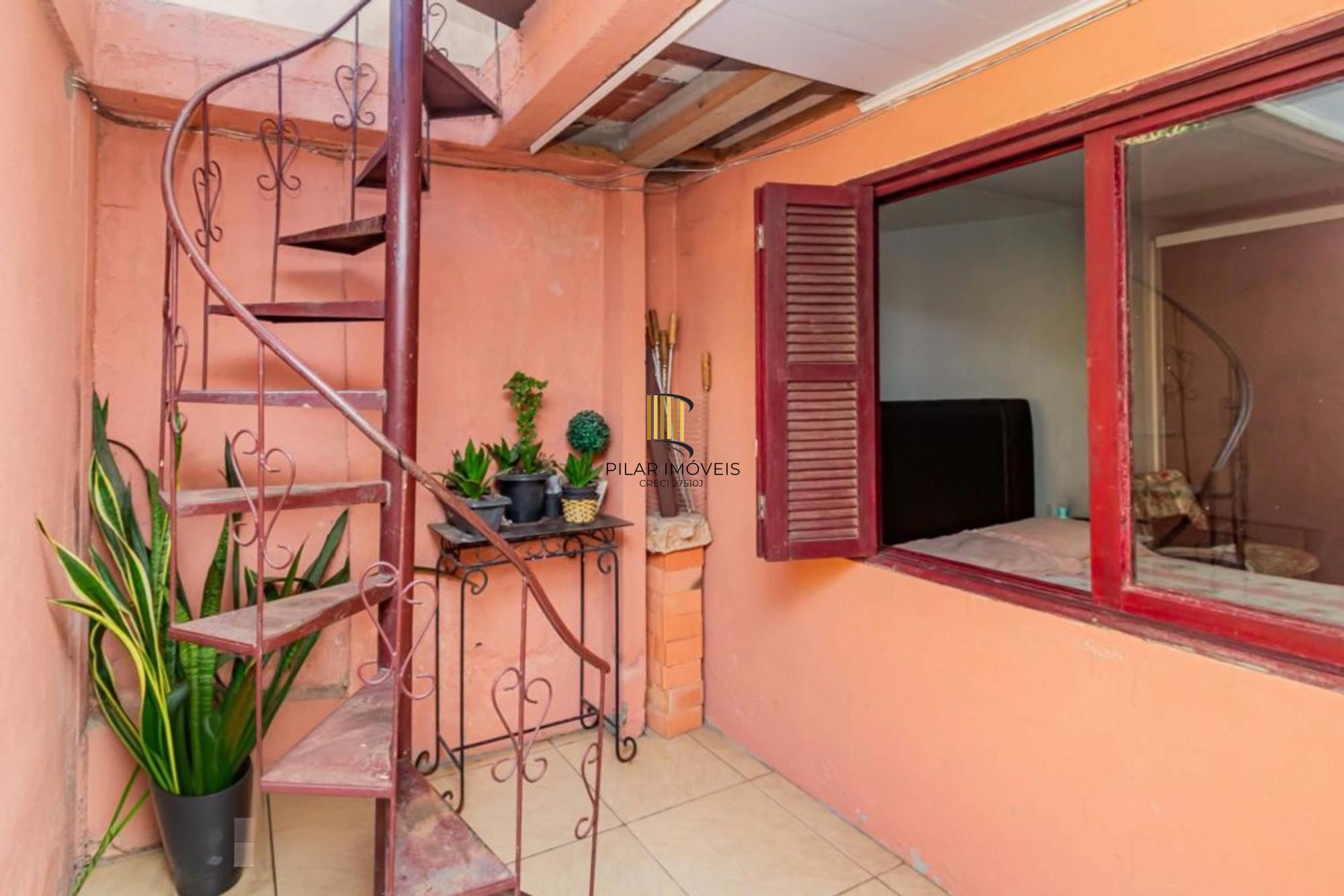 Casa com varanda fechada, 3 quartos, 2 vagas no bairro Farroupilha