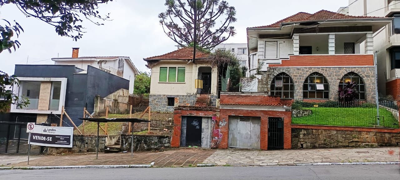 Casa com 3 quartos, 3 banheiros, vaga de garagem no bairro São João.