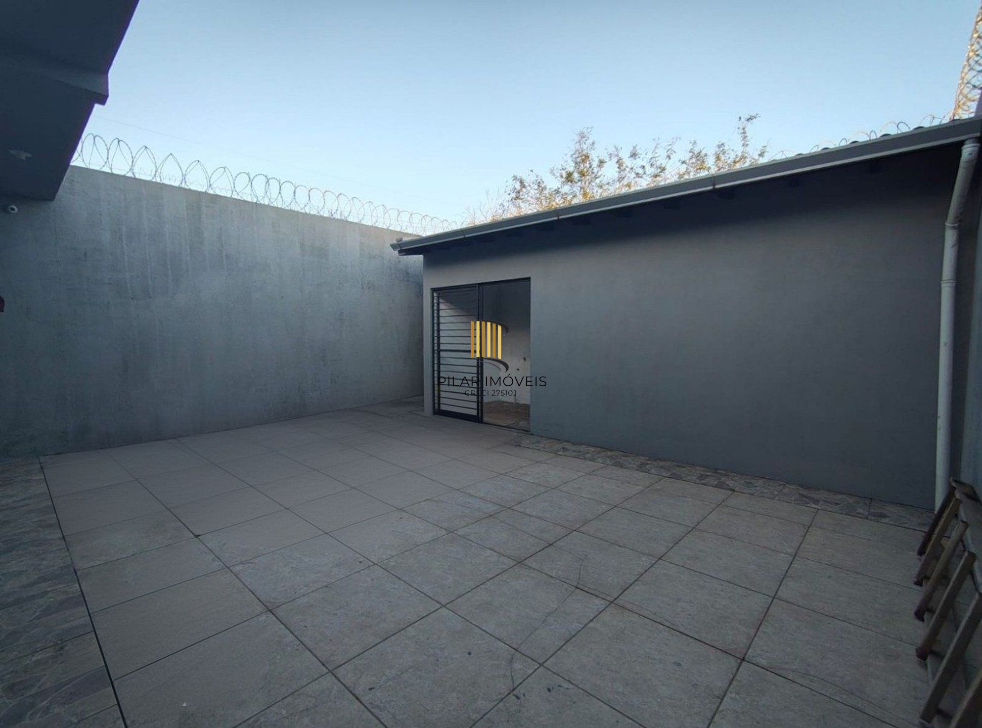 Casa com Lage, 3 dormitórios, 2 vagas de garagem no bairro Guajuviras.