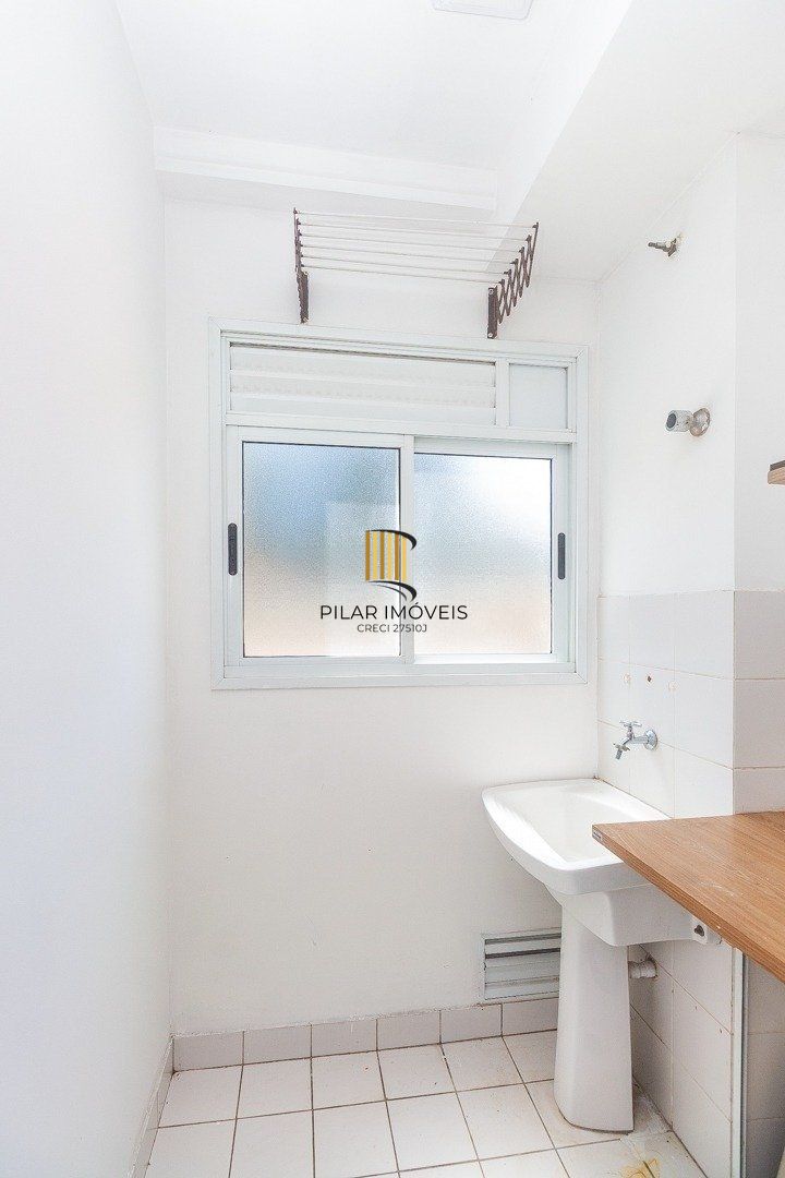 Apartamento com 2 quartos, 1 vaga, gás central e elevador no bairro Sarandi.