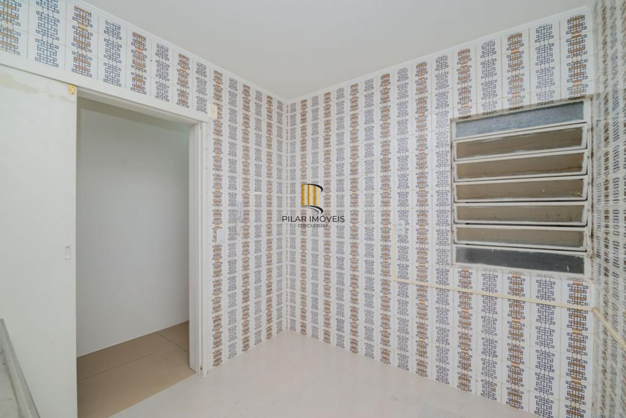 Apartamento com 2 quartos, 2 banheiros e 1 vaga no bairro Azenha.