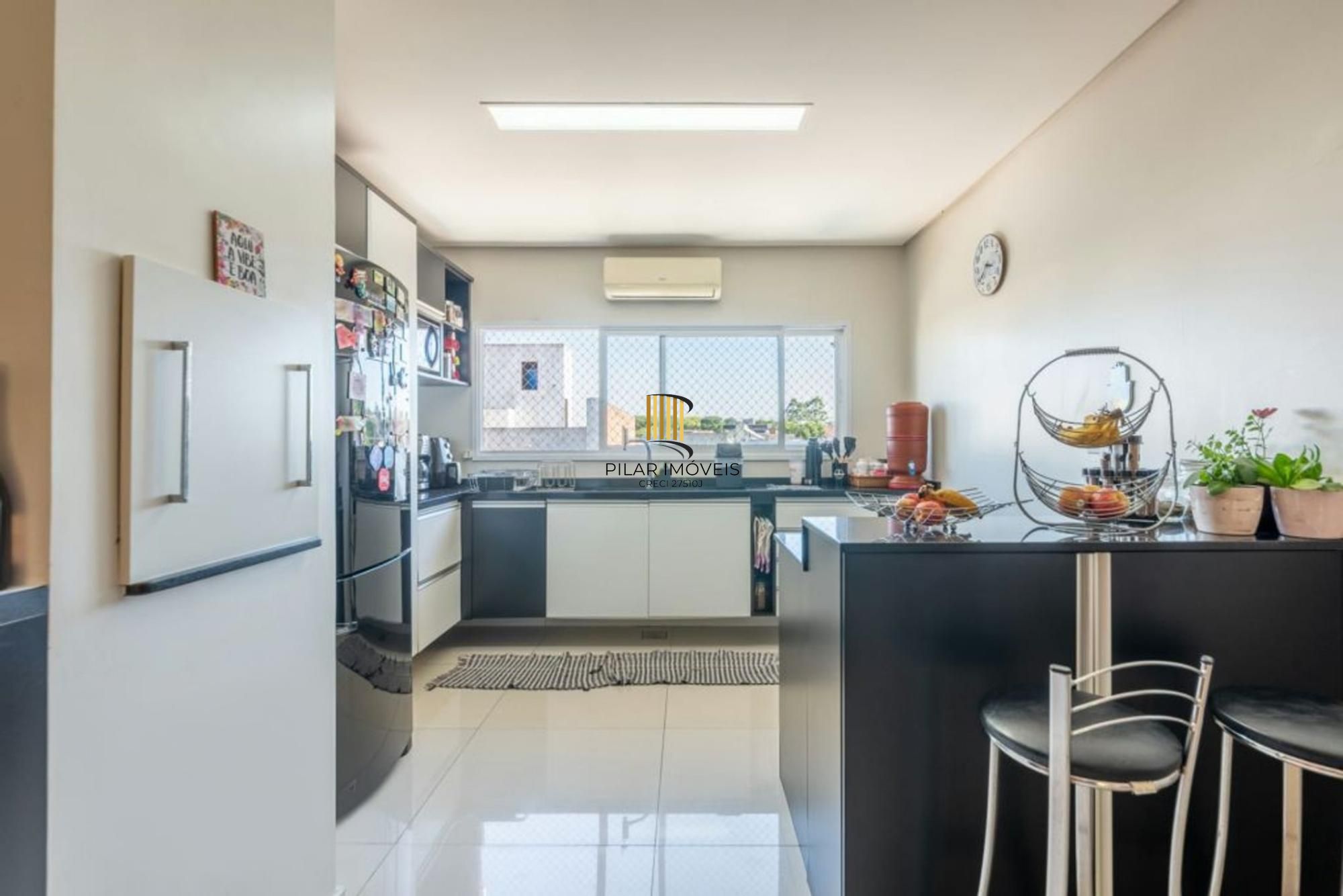 Casa em condomínio de 3 dormitórios,2 vagas e churrasqueira no bairro Agronomia