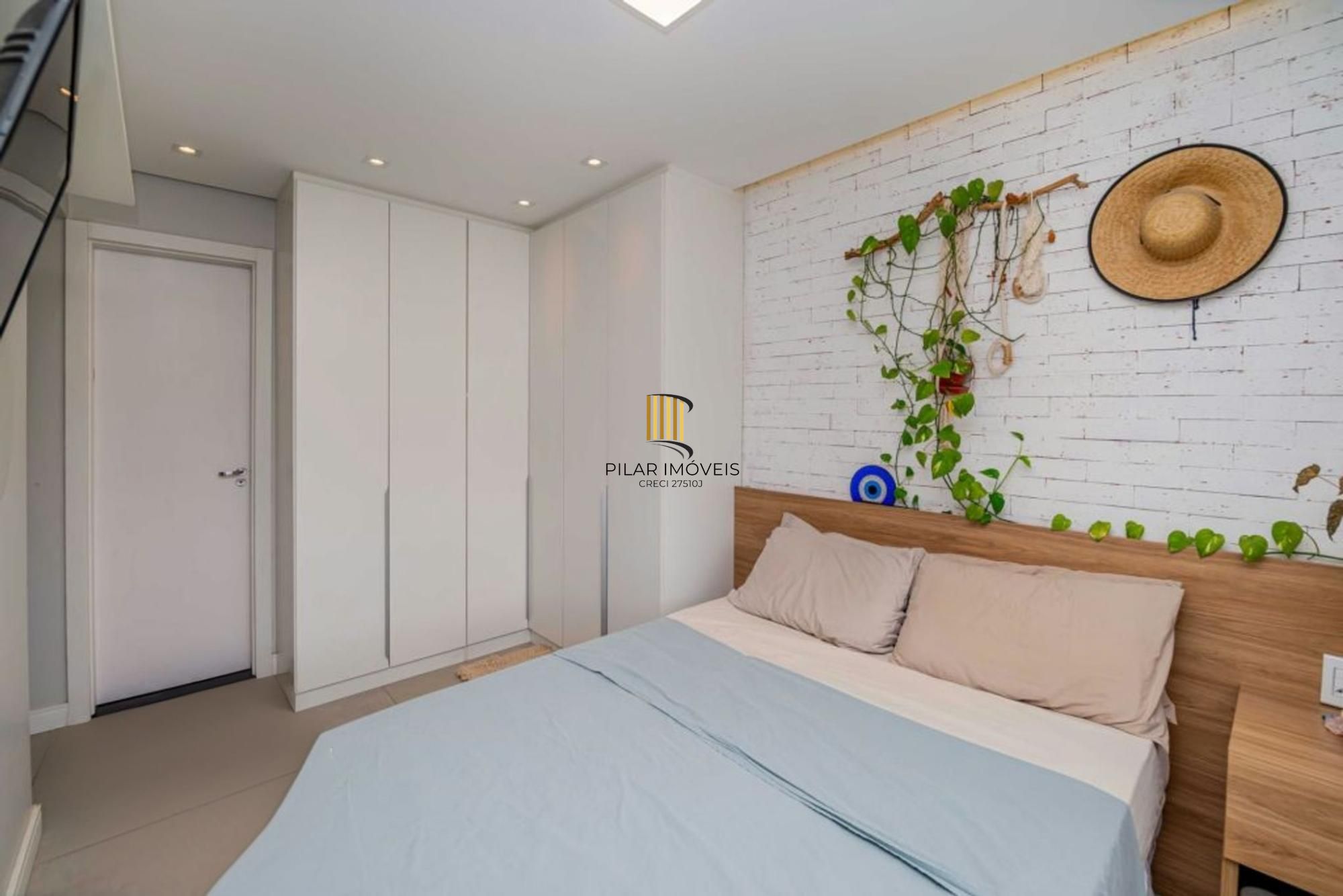 Apartamento de 2 quartos, suíte, elevador, 1 vaga no bairro Ipanema.