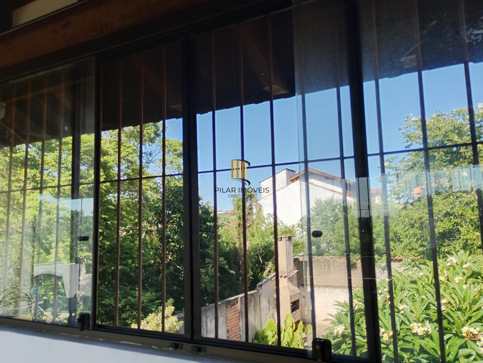 Casa com 3 quartos, 4 vagas de garagem e com pátio no bairro Parque Santa Fé