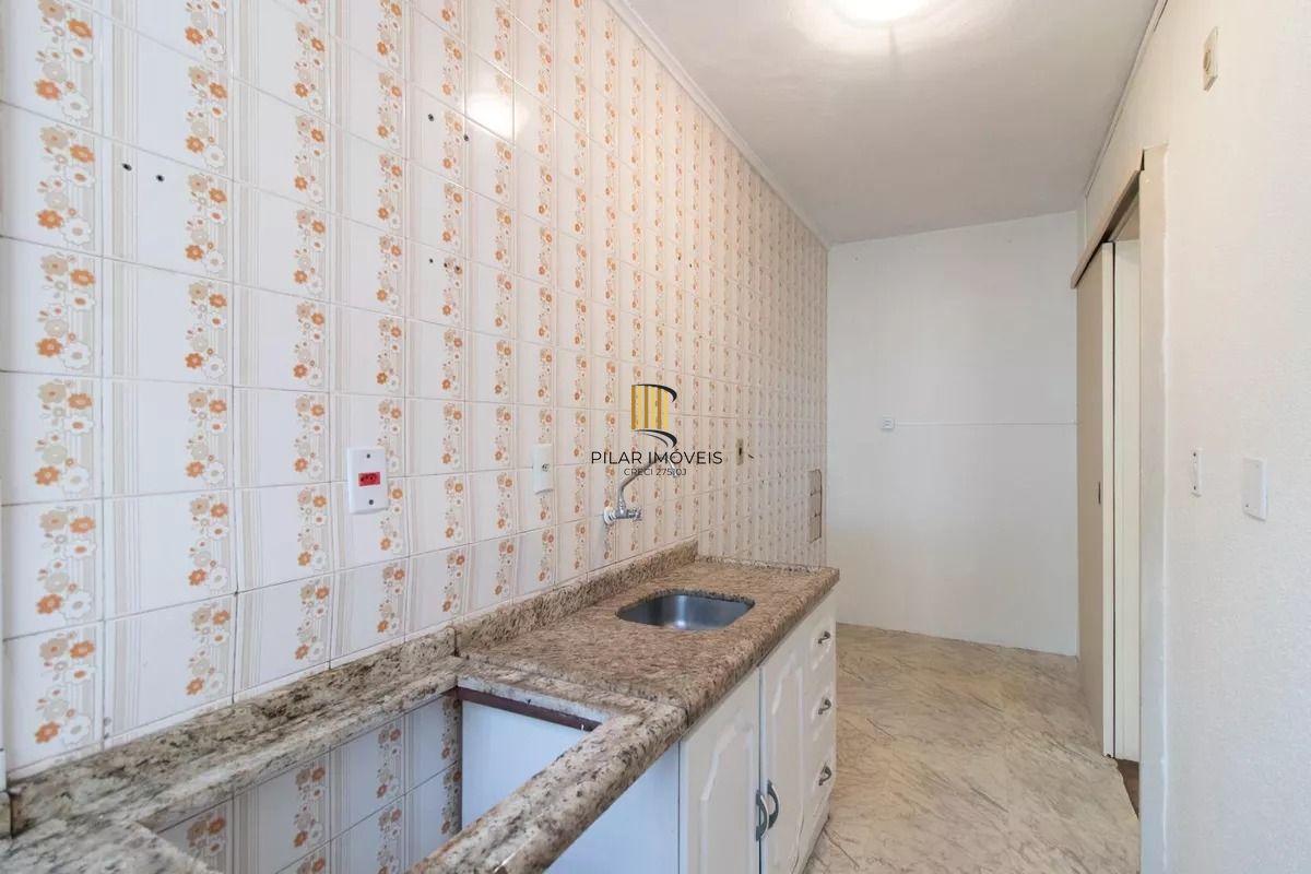 Apartamento 2 dormitórios no Partenon com sacada e 60m²