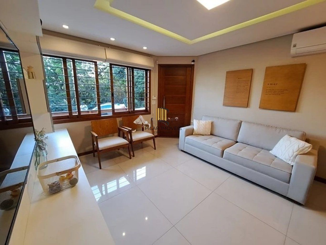 Casa em condominio, 3 domitórios, 1 suíte, lareira, churrasqueira e 2 vagas.