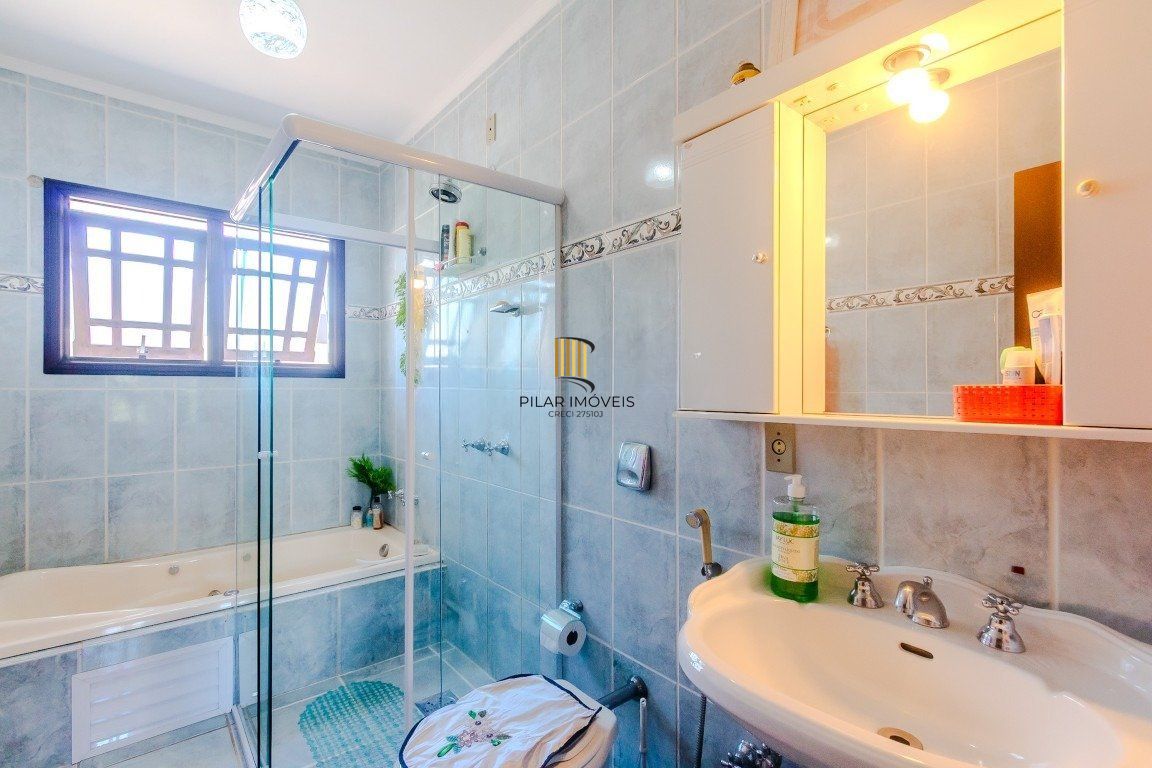 Casa de 4 dormitórios, sendo 1 suíte e 4 vagas de garagem em Canoas.