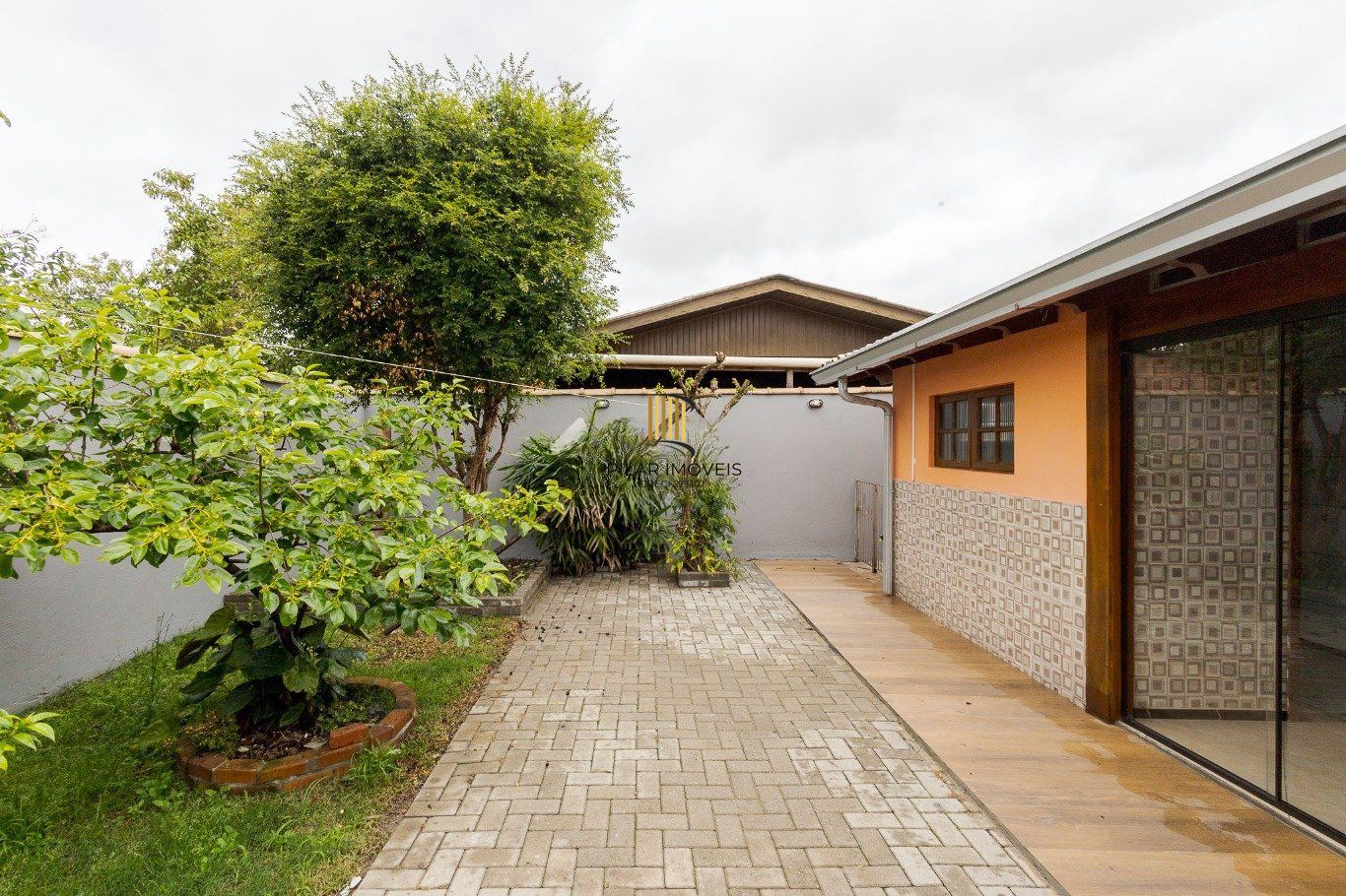 Casa com 4 dormitorios, 2 vagas de garagem em Canoas