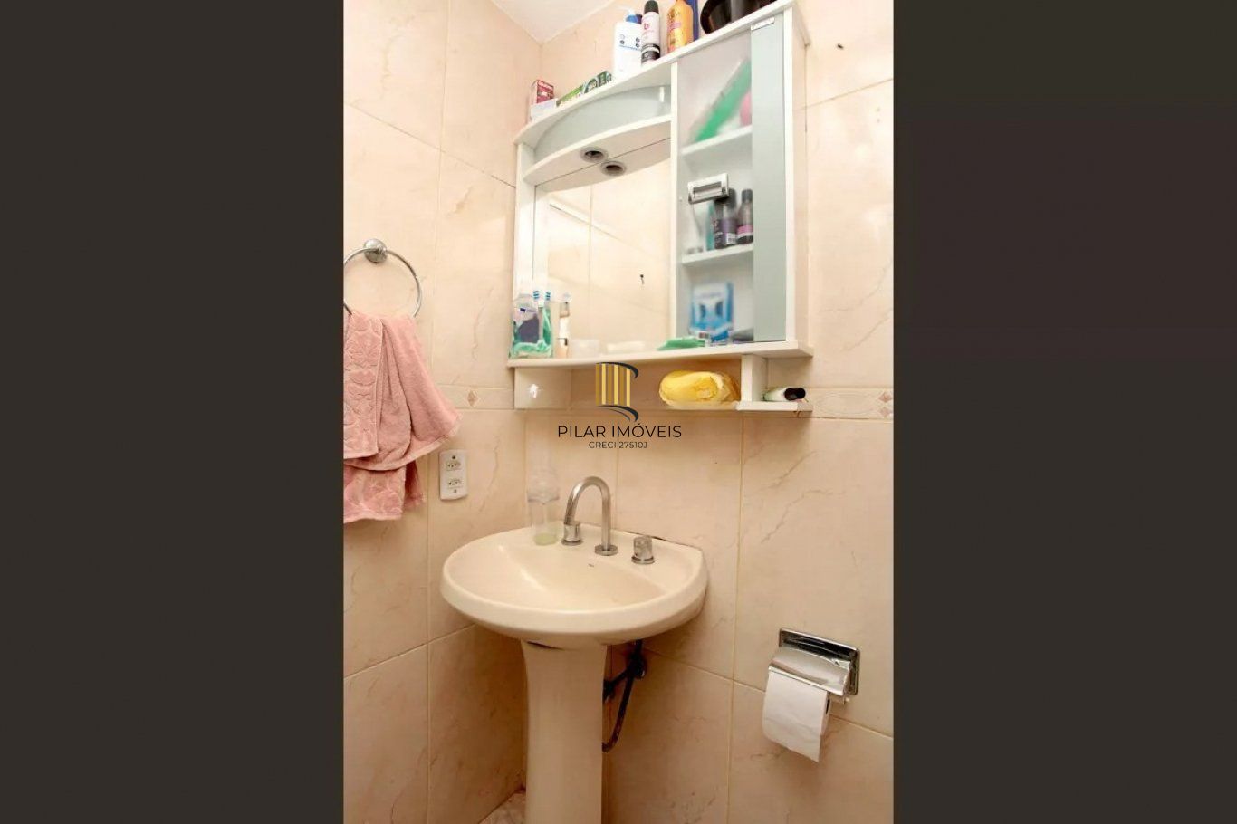 Apartamento semi mobiliado com 2 dormitórios na Sofia Veloso.