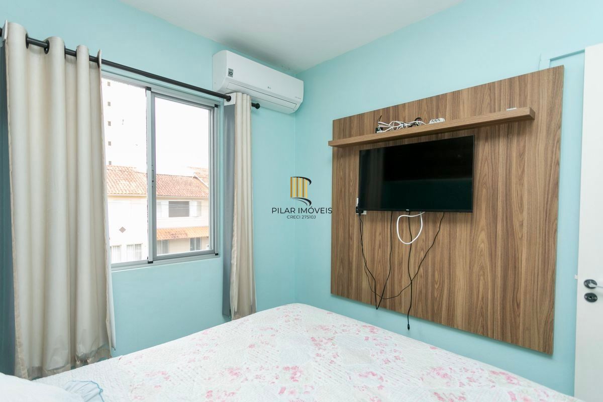 Casa 2 dormitórios 2 vagas cobertas em condomínio com Piscina Porto Alegre