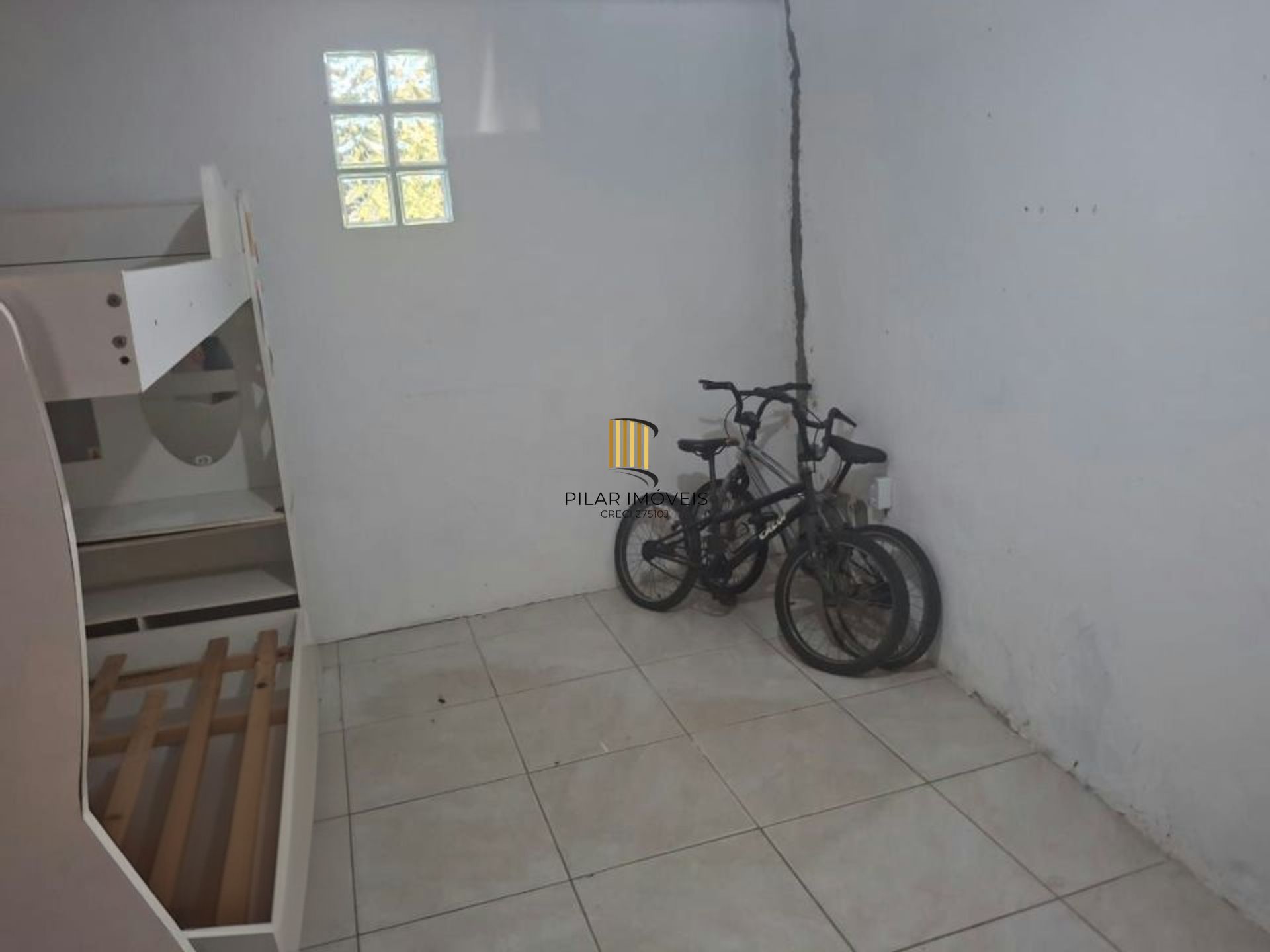 Casa 2 dormitórios com pátio e 3 vagas no Camaquã