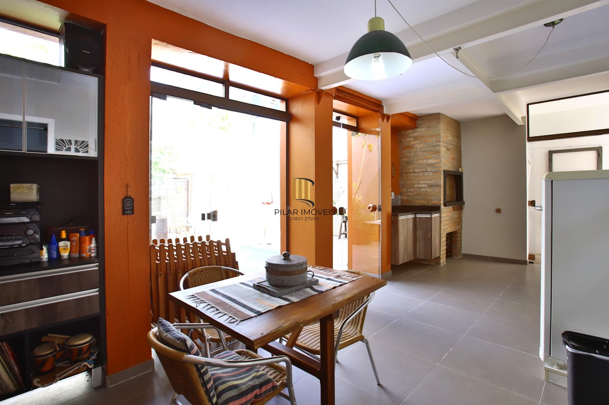 Casa de 4 quartos, 3 banheiros, 3 vagas no bairro Rio Branco