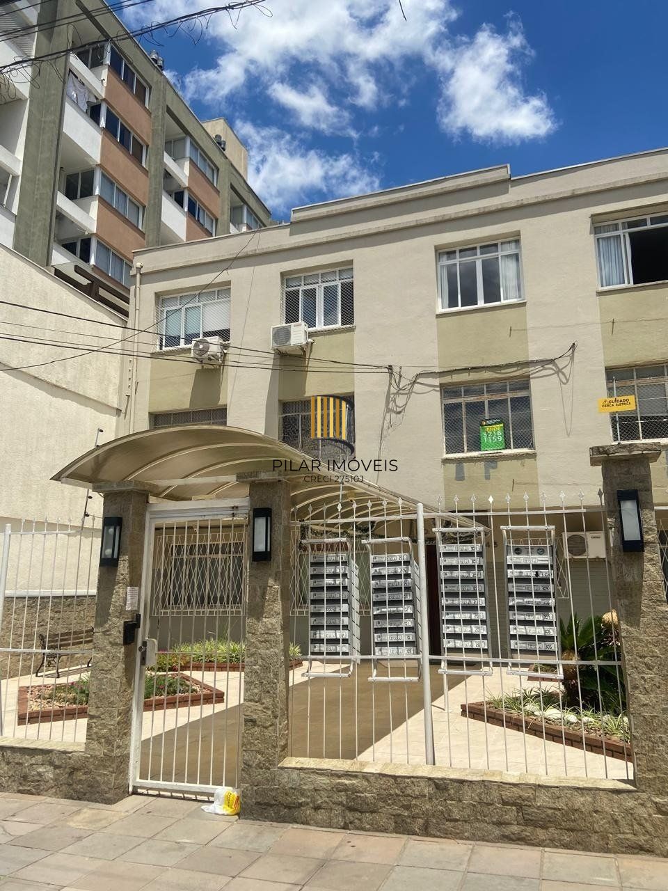 Apartamento com 2 quartos, portaria 24 horas no bairro Menino Deus.