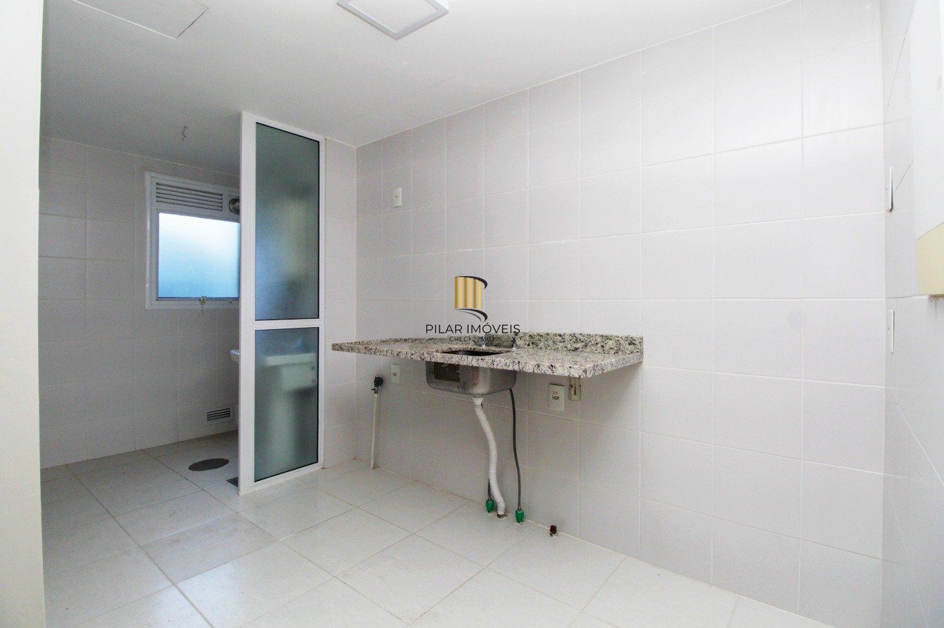 Apartamento com 3 dormitórios, 1 suíte, 1 vaga e elevador no Passo da Areia